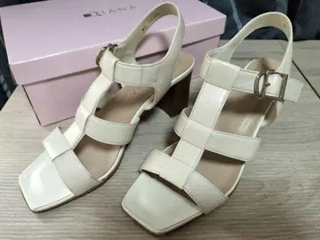 DIANA 화이트 스트랩 구르카 샌들