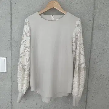 UNITED TOKYO 자카드 슬리브 블라우스 버튼 빠짐 있음