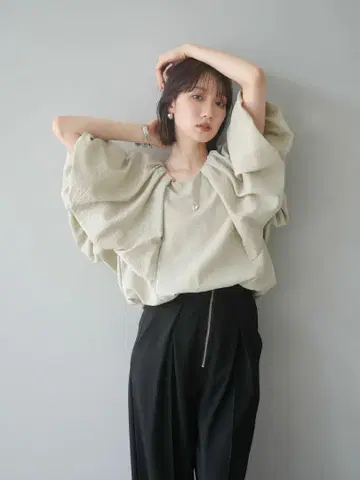 Lumier 벌룬 슬리브 턱 디자인 블라우스