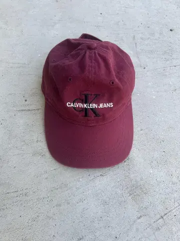CALVIN KLEIN JEANS 버건디 캡