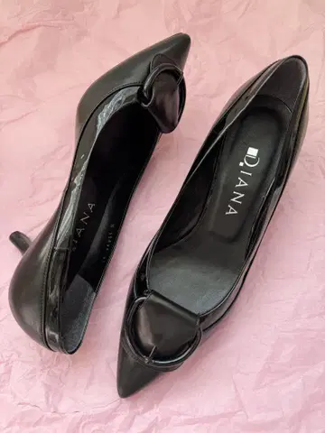다이애나 버클 펌프스 블랙 23cm