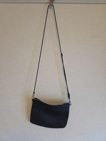 네이비 가죽 숄더백 사코슈 뷰티 앤 유스