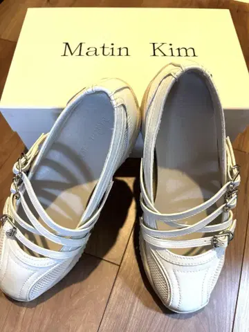 Matin Kim 화이트 플랫슈즈