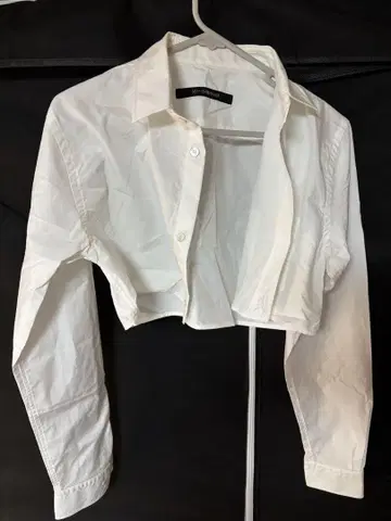 DRESSED UNDRESSED 화이트 크롭 셔츠