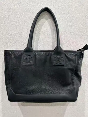 블랙 가죽 토트백 로고 포함
