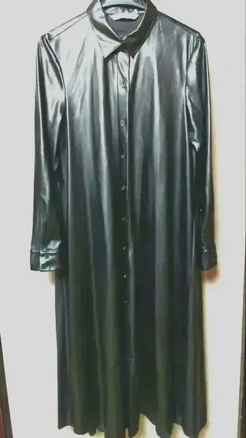 ZARA 가죽 롱 원피스 (뒷면 플리츠)