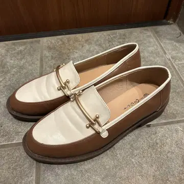 브라운 화이트 로퍼
