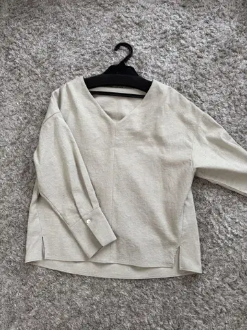 GALLARDA GALANTE NAVY 개럴개런트 브이넥 블라우스