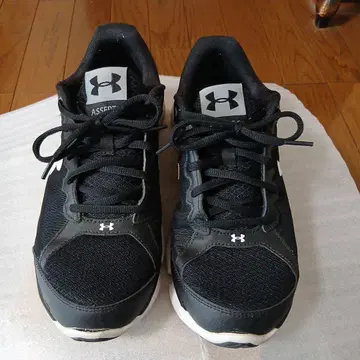 새상품급 Under Armour 블랙 스니커즈 26.5cm