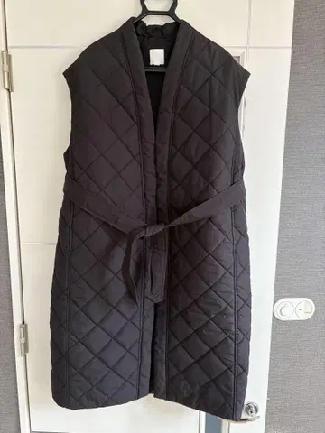 블랙 퀼팅 슬리브리스 자켓
