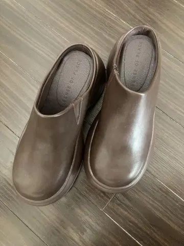 볼륨 밑창 사보 샌들 브라운 23.5cm