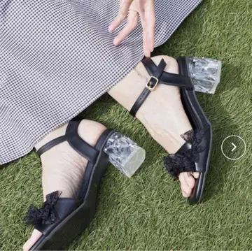 MAJESTIC LEGON 펄 클리어 힐 리본 샌들