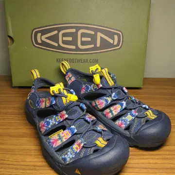 182-33 KEEN 아웃도어 샌들 23.5cm