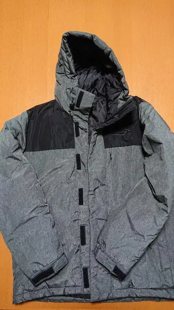 그레이와 블랙 다운 자켓