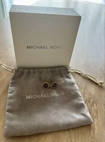 MICHAEL KORS 로고 스터드 귀걸이