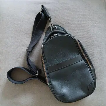 엘라고 블랙 가죽 바디백