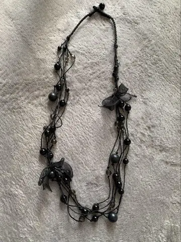 QUICO의 블랙 비즈 목걸이