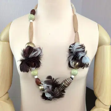 개성 있는 깃털과 나무 목걸이
