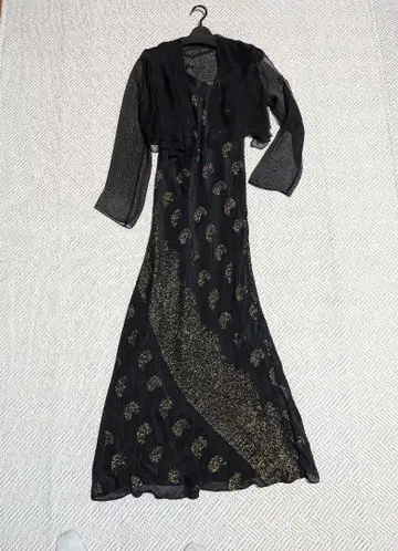 CEST LA VIE 블랙 금 무늬 맥시 드레스 + 볼레로