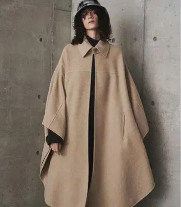 미라 오웬 빅 컬러 케이프 코트 베이지