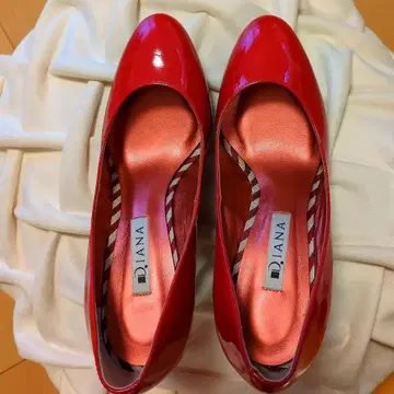 빨간색 에나멜 하이힐 23.5cm