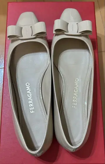 FERRAGAMO 베이지 에나멜 발레리나 신발 5 1/2 D