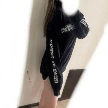 블랙 롱 T 소매 로고