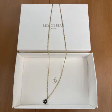 LES CLEIAS 스톤 꽃 체인 목걸이 오닉스