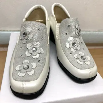 라우라 자코네 화이트 x 실버 웨지솔 플라워 모티브 천연 가죽 23cm