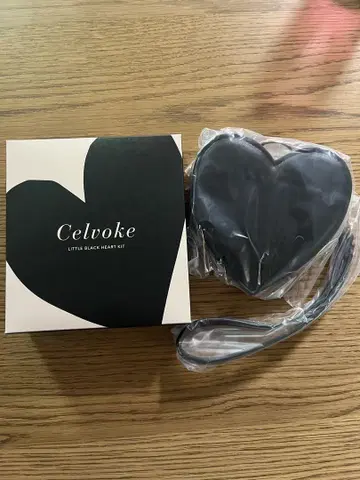 Celvoke 블랙 하트형 파우치 스트랩 포함