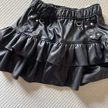 프릴이 달린 블랙 미니 스커트