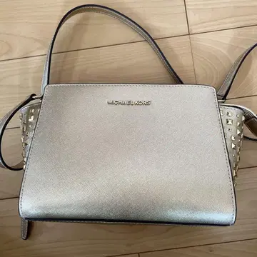 MICHAEL KORS 골드 숄더백