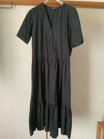 자라 티어드 원피스 블랙 컬러
