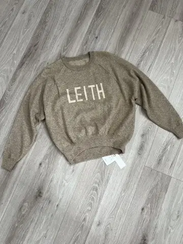 LEITH 로고 베이지 스웨터