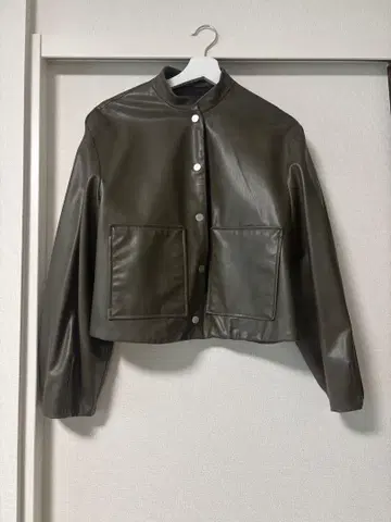 ZARA 올리브 그린 크롭 가죽 자켓