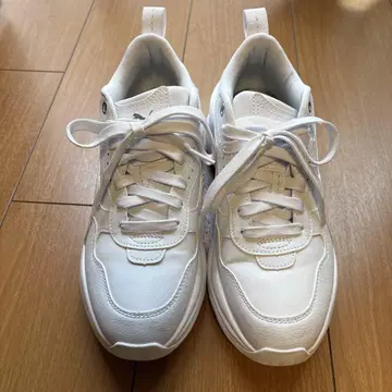 Puma 화이트 스니커즈