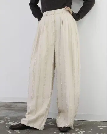 hellam 프린지 스트라이프 턱 팬츠 아이보리