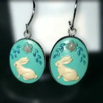 [너무 귀여워!] 카메오풍 빈티지 귀걸이 토끼와 꽃 에폭시 수지 블루