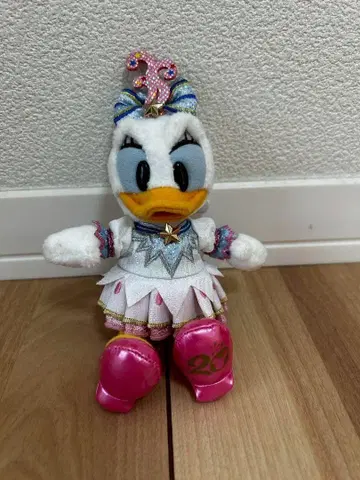 데이지 덕 인형 배지