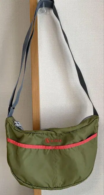 AIGLE 올리브 그린 숄더백