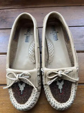 새상품급 MINNETONKA 베이지 프린지 모카신 24cm