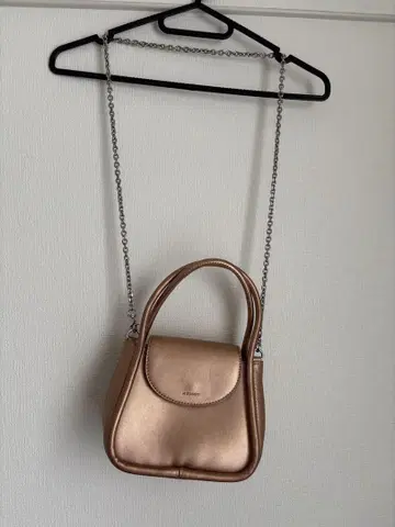 moussy 메탈릭 골드 숄더백