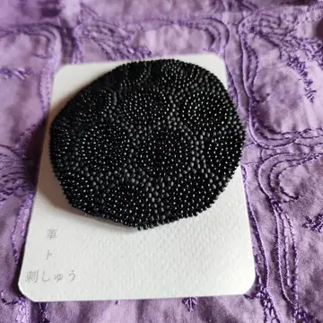 블랙 비즈 팔각형 브로치