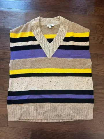 COS 스트라이프 니트 베스트 V넥