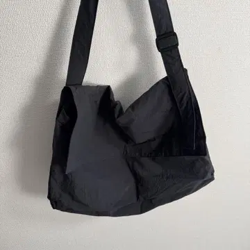 블랙 숄더백 경량 나일론 소재