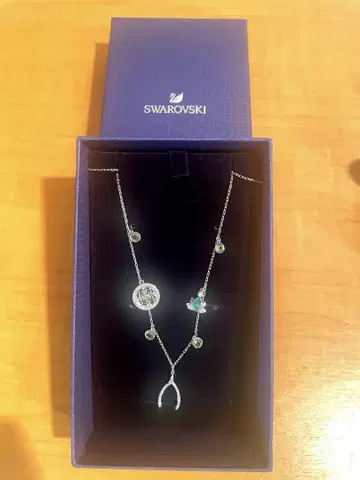 새상품급 SWAROVSKI 심볼릭 참 목걸이 실버 박스 포함