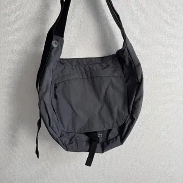 그레이 숄더백 외 포켓 부착