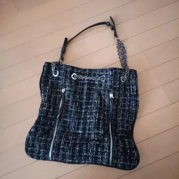 Zara 트위드 숄더백 블랙과 화이트