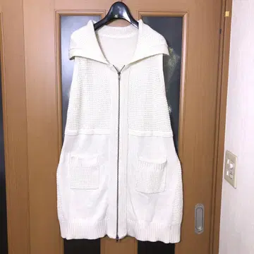 C'EST CHIC'A 세시카 화이트 후드 부착 니트 베스트