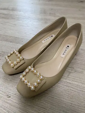 새상품급 DIANA 다이애나 펌프스 펄 버클 베이지 23cm